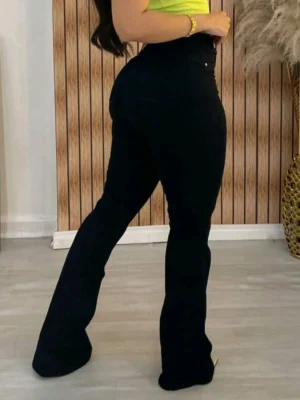 afaec291a9d74f37b651677376ae3837.webp calca flare nxo preto